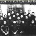1918年3月，湖南省立第一師範學校第八班合影。四排右二為毛澤東