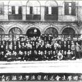 05.1919年3月15日，環球中國學生會在上海送別留法學生合影。後排右一為毛澤東
