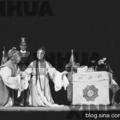 1958年6月為紀念關漢卿逝世660週年，馬金鳳第二次進京演出了關漢卿名著《竇娥冤》--公堂