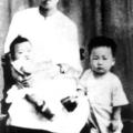 1920年毛澤東與第二妻子楊開慧結婚。楊開慧懷抱毛岸青、旁邊是毛岸英生長子毛岸英1923年11月2日於長沙市，次子毛岸青