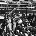 1949年1月27日，除夕前夜。13時開始，一千多名乘客陸陸續續從上海黃浦江碼頭登船