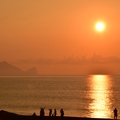 伴著日出的龜山島，已被柔和的清晨光線在空氣中灑下金黃色的薄紗