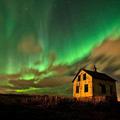 aurora指極光 (polar light), aurora borealis是北極光, aurora australis是南極光, 多為綠色, 藍色和紅色較不常見, 此為在冰島看見的北極光