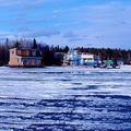 加拿大西北區大奴湖(The Great Slave Lake) 的船屋 加拿大第二大湖(僅次於大熊湖)大奴湖是冰蝕湖/北美最深的湖, 一年冰封期有八個月長.   船屋都集中在大奴湖的黃刀灣 (Yellowknife Bay). 