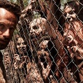 FOX頻道美劇 "陰屍路" ("The Walking Dead") 男主角 Andrew Lincoln 面對喪屍群的攻擊