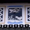 「鏝繪」 (こてえ），指盛行於日本江戶末期以迄昭和初期的牆繪浮雕．鳥取縣琴浦町的光之區的「光之鏝繪」的鶴與龜