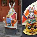 左圖是北京民俗博物館（東嶽廟）收藏的兔兒爺玩具, 中間是北京國子監街商店門口擺放的兔兒爺, 右圖是淘寶網賣的兔兒爺 (80~120人民幣).