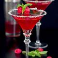 CÎROC Vodka（法國使用葡萄釀製而成的精粹頂級伏特加） 薄荷葉 覆盆子 加勒比海頂級Velvet Flarernum Liqueur cranberry juice 西洋情人節 「法式熱吻」的變種叫French kiss Martini