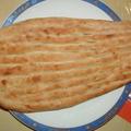 Afghani naan
饢餅：阿富汗人民的主食！英文拼法有 naan/nan。一定要這麼薄，要一頭尖的楕圓形狀喲！。阿富汗人不用刀叉或筷子，用右手抓食，必要時撕饢餅舀食。