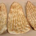 Afghani naan 
饢餅：阿富汗人民的主食！英文拼法有 naan/nan。一定要這麼薄，要一頭尖的楕圓形狀喲！。阿富汗人不用刀叉或筷子，用右手抓食，必要時撕饢餅舀食。