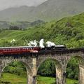 Glenfinnan Viaduct.  
Harry Potter and the Chamber of Secrets (2002)取景在此
Glenfinnan在蘇格蘭西高地, 這條高架鐵路叫 West Highland Line, 在蘇格蘭較大城鎮 Fort William 和 Mallaig 之間
