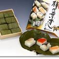 奈良有三大名產，俱為最佳伴手禮，除了奈良漬以外，還有杮葉壽司與三輪素麵。柿葉壽司源於江戶時代，被切成一口大小。