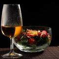 馬德拉酒（Madeira wine）是馬德拉群島出產的葡萄牙加強葡萄酒。
理想酒杯是杯口較小而杯肚較大的玻璃杯，比如鬱金香形玻璃杯