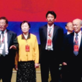 李文慶會長（左一）向大會介紹〈亞洲華文作家越棉寮海外分會〉成員右起：林亮名、吳乾銘及黃寶芝。