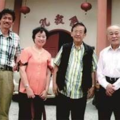 右起：林亮名、李文慶、黃寶芝、吳乾銘攝於孔教會前。（北京新詩詩人北塔攝）