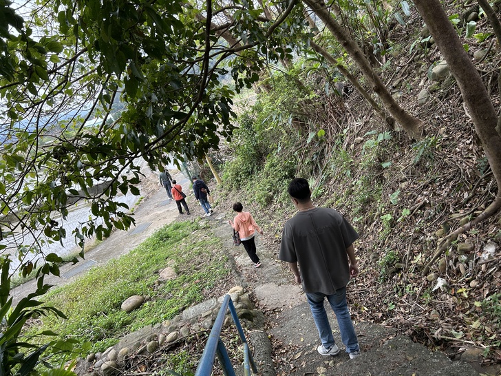 圖書館旁的山徑環梯