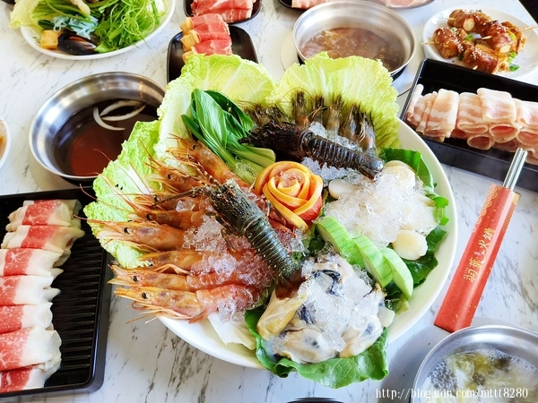 【三重】羽葉麻辣火鍋-三重都會館　日本和牛小龍蝦　12種湯頭