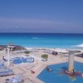 酒店共有三個游泳池面對著加勒比海~

