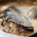 味噌魚頭湯，魚頭肉質細嫩與味噌搭配呈現鮮美湯頭堪稱絕佳組合。