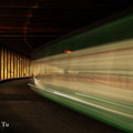 日落時分 車來車往
一部公車從遠處緩緩進入隧道
以慢速讓車軌形成夢幻的畫面