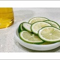 檸檬一顆洗乾淨
切薄薄的 放在保鮮盒裡冰起來