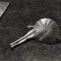 Girl hiding under umbrella [1935] //Martin Munkacsi____msJanssen