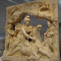 密特拉斯屠牛像，請注意此宗教意涵乃是代表一種自我救贖和犧牲。現今珍藏於羅浮宮朗斯分館（Louvre-Lens）。