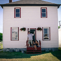 加拿大凱爾．麥當勞(Kyle MacDonald)用一根紅色迴紋針，換到一棟房子，