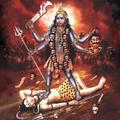 恐怖的女神卡莉手執阿修羅的頭顱，腳踩在丈夫濕婆的身上