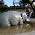 動物園門前的擬真大象