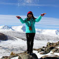 主　題: 玩雪 
攝　影: 嚴志銓
拍攝地點：北疆喀納斯，阿爾泰山脈(黑湖)
拍攝日期：2015.09.23
創作解說: 開心玩雪，白雪在純淨的藍天瞬間停留，                   
          散開如冰糖的清甜，與雀躍不已的笑容，
          相互輝映。
運用技巧：快門先決、ISO100、光圈 f/7.1、1/640S