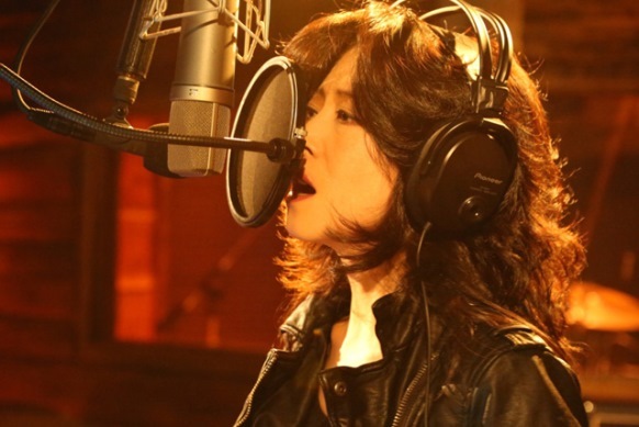 日本歌壇天后 中森明菜 復出歌壇之作 電子流行舞曲 Rojo Tierra 紅色大地 第凡內早餐 Udn部落格