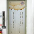 校園大樓電梯門 大圖輸出貼圖施工
使用材質：油性PVC背膠(R膠)
材質特性：低黏性、可移膠

◎肖像權屬原著作公司
