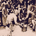 1937年，四川宜賓鄉紳給街頭饑民施粥。