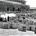 1933年，集聚在午門前預備南遷的故宮文物