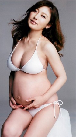 熊田曜子大曬產後辣照,豐滿上圍讓人驚豔。(圖/翻攝自urageispo)