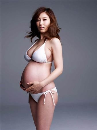 熊田曜子大曬產後辣照,豐滿上圍讓人驚豔。(圖/翻攝自urageispo)