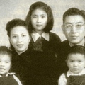 1949.1. 戴望舒, 楊靜(第二任妻子)和三個女兒在香港