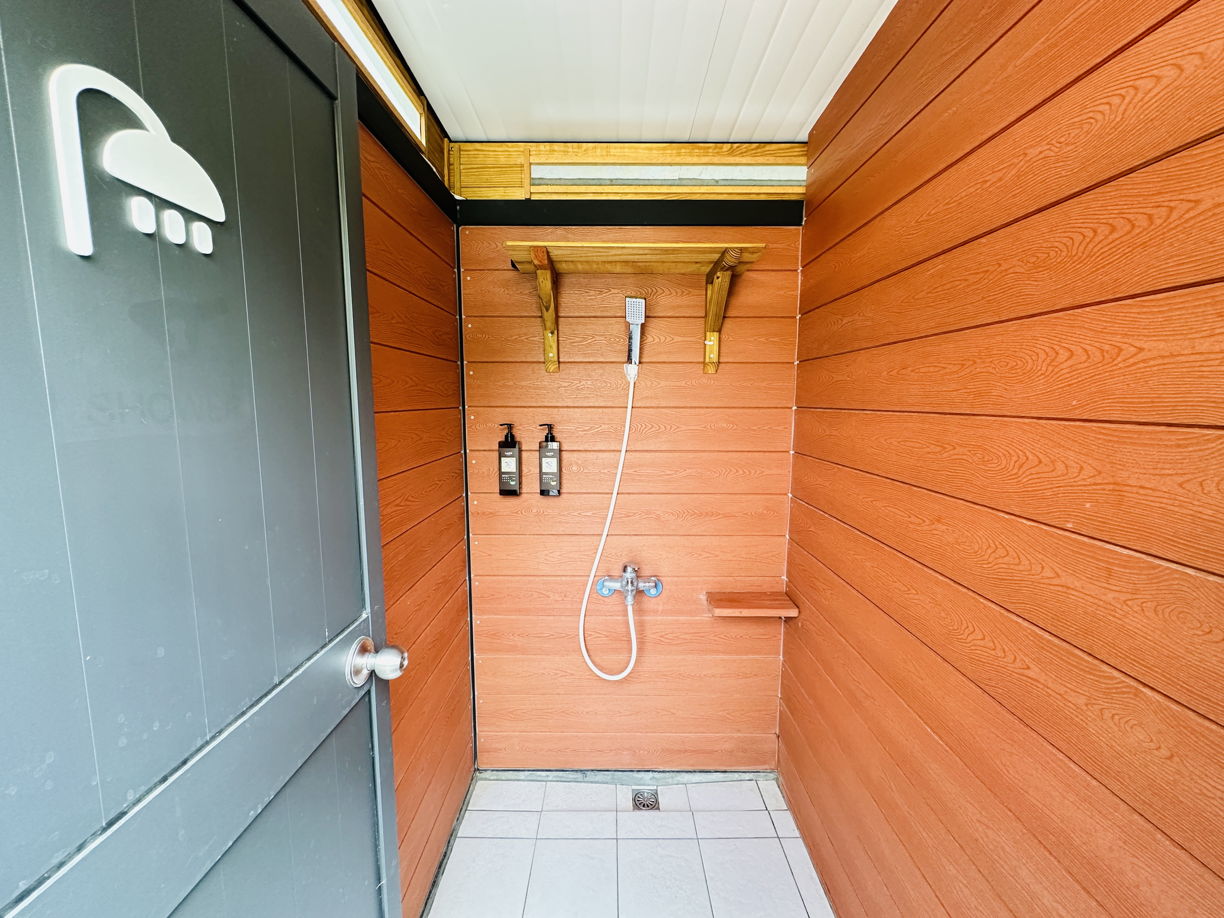 【哈比雪兒露營區】彰化懶人露營｜一泊三食免裝備，親子帳棚住宿