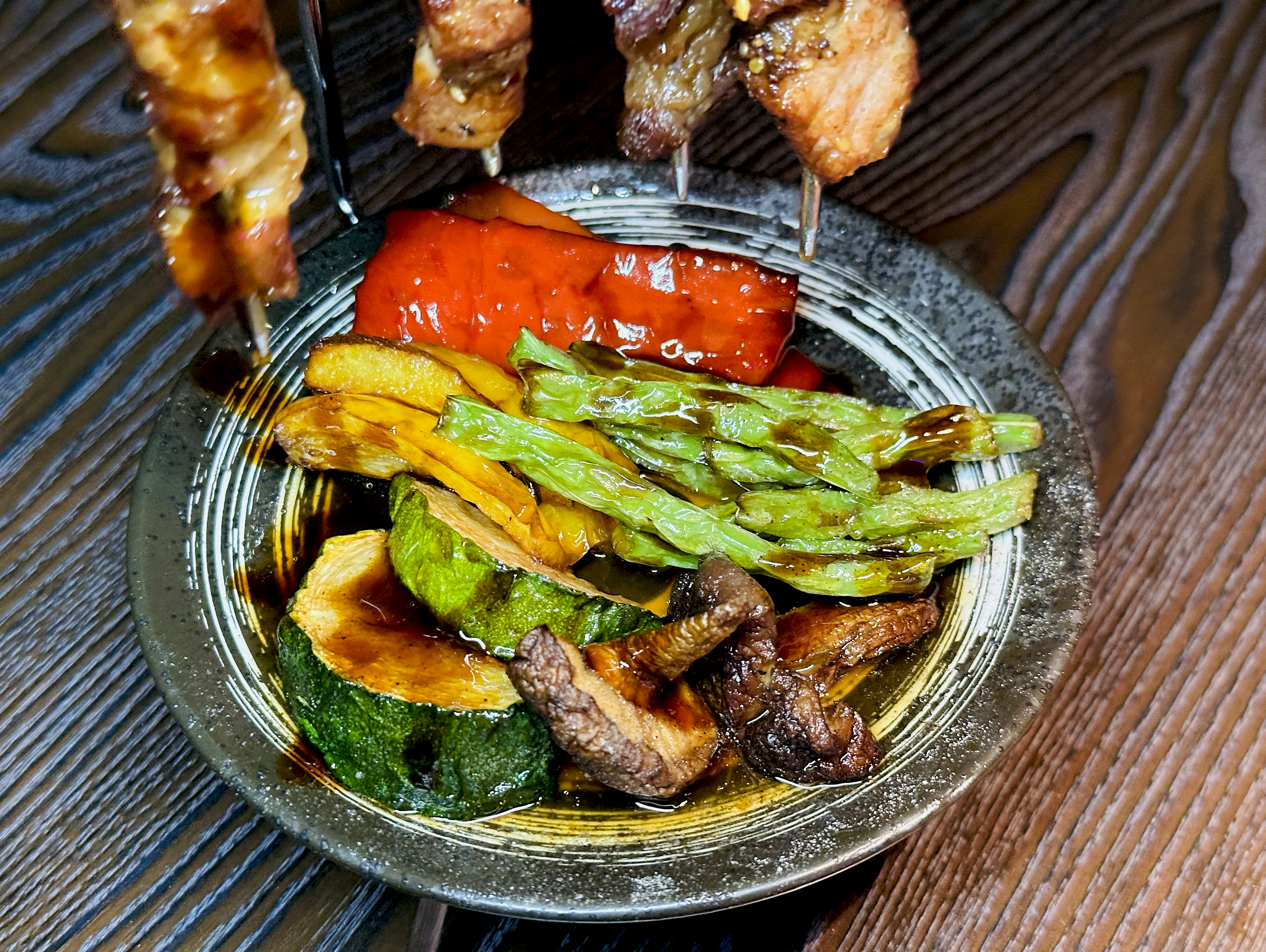 【不醒人室 × SLAP!】桃園中壢餐酒館推薦｜咀嚼系調酒＋KTV台菜料理，不會喝酒的人也能享受的夜晚選擇