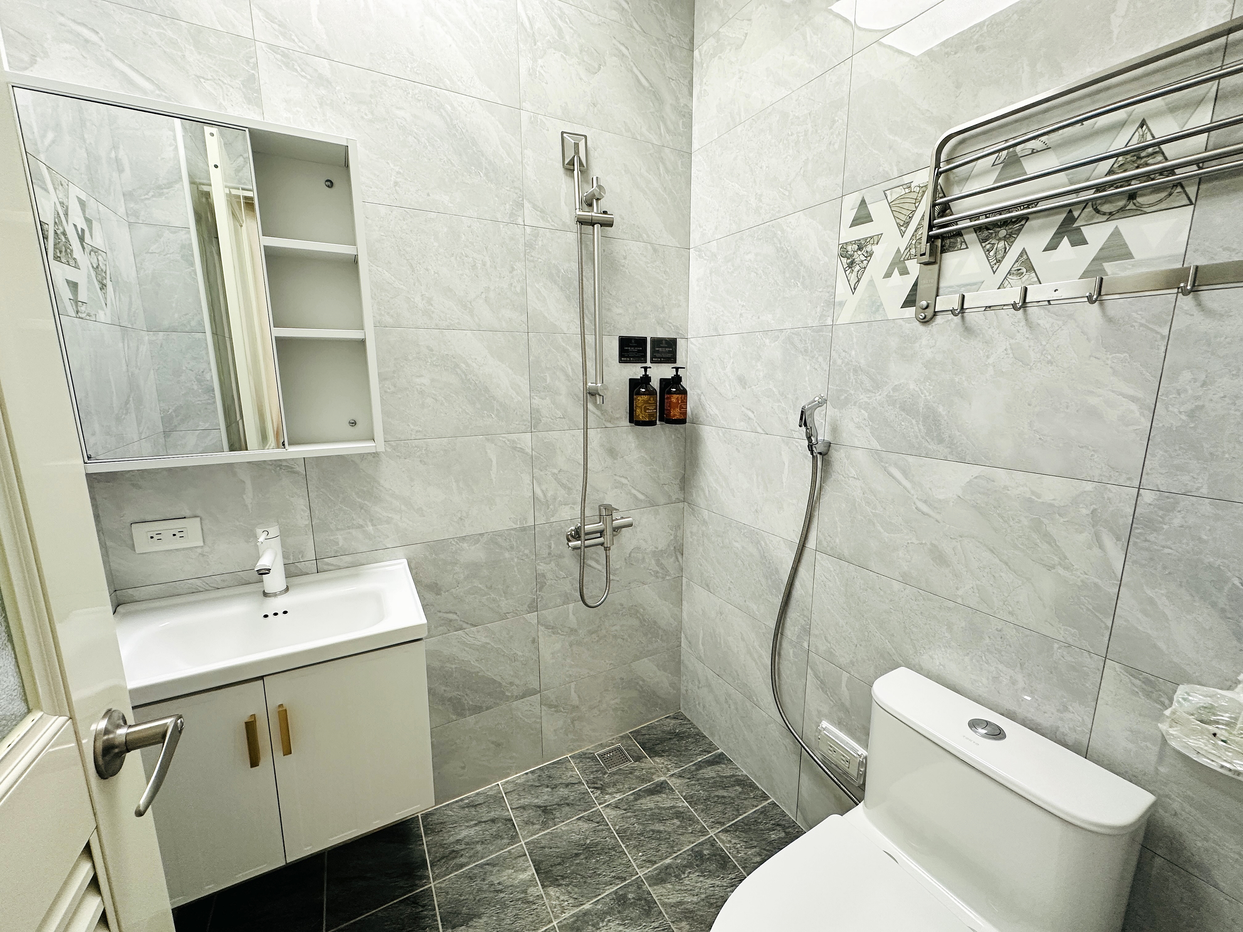 【徐徐民宿】嘉義竹崎20人包棟推薦｜電梯、KTV、烤肉區與玩