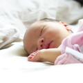 有時不願意睡自己的嬰兒床、一定要跟媽咪一起睡的寶貝，是媽咪的心頭肉，一輩子的最愛。