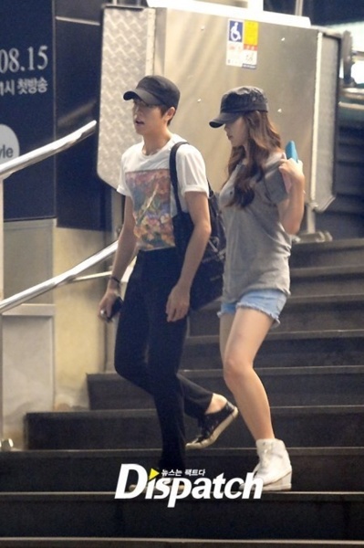 李玹雨、IU看午夜場電影被抓包 (圖片來源: 翻攝自Dispatch)