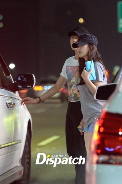 李玹雨送IU上經紀人的車 (圖片來源: 翻攝自Dispatch)