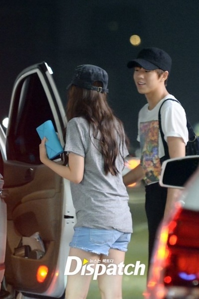 紳士風度幫忙開車門 (圖片來源: 翻攝自Dispatch)