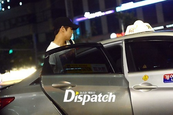 隨後搭計程車回家 (圖片來源: 翻攝自Dispatch)