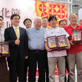  台北市長郝龍斌還說這是舉辦七屆以來第一次有宜花東偏遠地區的業者獲獎，尤其又是冒著颱風開車十八小時才趕到台北，讓他們真的感動萬分。 