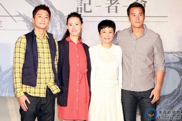 梁洛施(左二)日前復出接拍張艾嘉(左三)新片《念念》。(圖/甲上)