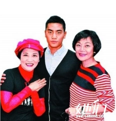 王令塵(中)近日傳出和梁洛施秘戀近1年。(圖/翻攝她們網)