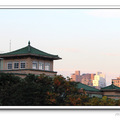 主塔與兩側副塔頂部均加上日本傳統的四角攢尖頂與琉璃瓦大屋頂，飾以寶瓶式的塔尖